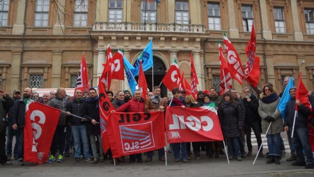 Redazione di Operai Contro, nonostante la batosta del referendum Alitalia, i sindacati continuano ad accordarsi con i padroni per i licenziamenti e la riduzione di salario. E’ quello che capita a Telecity di Alessandria, dopo che abbiamo scioperato contro i licenziamenti. Il ricatto è il solito: o accettiamo l’accordo o l’azienda ci licenzia subito. Licenziamenti congelati fino a fine anno, con gli esuberi che restano, anche se sono diminuiti passando da 69 a 61 sui 116 lavoratori a partire dal 6 maggio (anche perché qualcuno si è licenziato e qualcun altro è andato in pensione), e la sede di […]