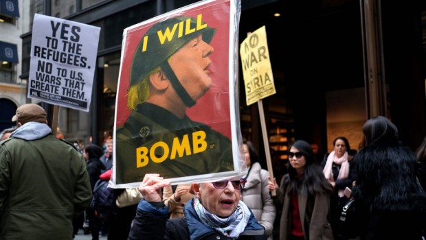 Giù le mani dalla Siria” e “No alle bombe in Siria”. Sono i principali slogan scelti dai manifestanti a Washington, New York e a Chicago per protestare contro la decisione del presidente americano Donald Trump di lanciare 59 missili alla base aerea siriana di Shayrat, nella provincia occidentale di Homs.