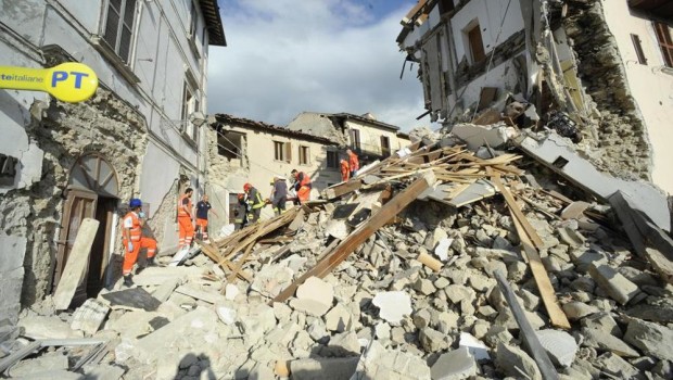Redazione di Operai Contro, dopo il terremoto di agosto 2016 Renzi aveva promesso che la ricostruzione sarebbe iniziata subito. Si era scomodato anche uno della banda del Pd ed era stato messo a capo della ricostruzione. Onorevoli, amministratori, preti sono venuti a fare le foto. Prima della neve ci avevano promesso le casette, ma le casette non sono arrivate I paesi sono solo un cumulo di macerie In Italia si erano aperte cento sottoscrizioni, ma non si sa dove sono i soldi raccolti Renzi avreva giurato che non saremmo stati deportati e ci hanno deportato sulla costa Sono arrivati […]