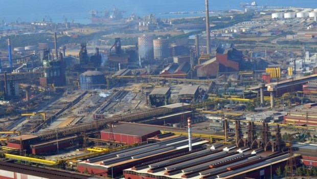 DALLA sTAMPA paolo baroni inviato a taranto Inaccettabile. Il giudizio rimbalza da Taranto, dove lavoratori ed Rsu attendevano con ansia notizie da Roma, e dalla Capitale, dove le delegazioni sindacali sono tornate ieri per conoscere il responso dei tre commissari sul futuro dell’Ilva. Inaccettabile, dicono in fabbrica. Inaccettabile, confermano Fiom, Fim e Uilm, che assieme all’Usb hanno già convocato a Taranto per questa mattina alle 8 un incontro delle segreterie seguito a ruota da una riunione straordinaria del consiglio di fabbrica con tutti i delegati. Lo scarto tra una città fiaccata dalla crisi ed una fabbrica che torna a […]