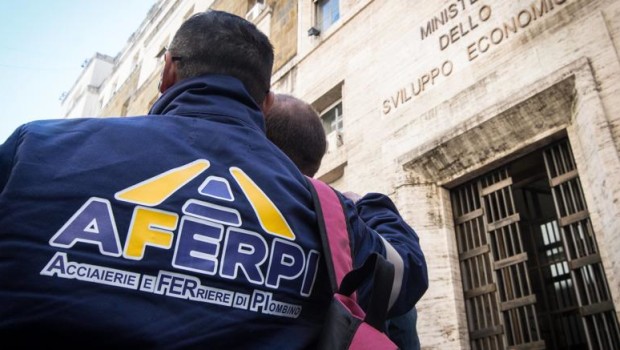 Redazione di Operai Contro, Gli operai dell’acciaieria di Piombino stanno per fare la stessa fine dell’Alitalia. Dopo decenni di interventi pubblici, cambi di management, piani industriali scritti e buttati al macero, e il tentativo finale di “salvataggio arabo” è arrivato l’inevitabile fallimento. Ogni volta i sindacalisti ci hanno costretto ad accettare licenziamenti,cassa integrazione, contratti di solidarietà. Il ricatto era il solito. Se non accettavamo  si rischiava la chiusura. Due anni fa i sindacalisti e i politici sono saliti sul carro del miliardario algerino Issad Rebrab, produttore di succhi di frutta e commerciante di lavatrici e automobili I sindacalisti e […]