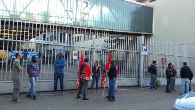 LUNEDÍ ORE 6.30 TUTTI DAVANTI ALLA MOTTA Spa VIA MANARA 3 CINISELLO BALSAMO SOL COBAS   Una settimana fa 10 operai della Motta entravano in sciopero per contrastare l’accordo sindacale con cui CGIL e UIL davano il via libera ai licenziamenti di 20 operai, causa trasferimento della produzione in Spagna. L’ennesima operazione di macellazione sociale compiuta  pur di salvaguardare i profitti accumulati in decenni di sfruttamento. Il comitato di lotta degli operai Motta, dopo una settimana ininterrotta di sciopero chiama quindi alla mobilitazione per lunedi mattina, dalle ore 6.30, con l’obiettivo di opporsi allo smantellamento dei macchinari destinati alla […]