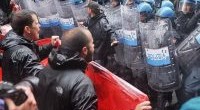   Redazione di Operai Contro, la polizia a Torino ha attacato i giovani e i no TAV che volevano entrare a piazza San Carlo. Dove parlavano i rappresentanti delle tre confederazioni CGIL-CISL-UIL. Tra ghli invitati d’onore il sindaco Appendino.e il presidente della ragione Chiamparino La polizia dello stato dei padroni protegge i sindacalisti parassiti di CGIL-CISL-UIL che gestiscono i licenziamenti con i padroni  Non c’è stato “nessun cambiamento a Torino dalla giunta Fassino a quella Appendino“.  “Parlano di aperture ma non c’è alcuna apertura. E Torino è in crisi come prima“ Un giovane disoccupato