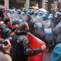  Redazione di Operai Contro, la polizia a Torino ha attacato i giovani e i no TAV che volevano entrare a piazza San Carlo. Dove parlavano i rappresentanti delle tre confederazioni CGIL-CISL-UIL. Tra ghli invitati d’onore il sindaco Appendino.e il presidente della ragione Chiamparino La polizia dello stato dei padroni protegge i sindacalisti parassiti di CGIL-CISL-UIL che gestiscono i licenziamenti con i padroni  Non c’è stato “nessun cambiamento a Torino dalla giunta Fassino a quella Appendino“.  “Parlano di aperture ma non c’è alcuna apertura. E Torino è in crisi come prima“ Un giovane disoccupato