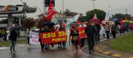 Redazione di Operai contro, nuovo accordo padrone sindacati alla Snaitech. L’accordo prevede: – il congelamento della procedura di mobilità per 66 lavoratori fino a dicembre – il ricorso alla cassa integrazione a rotazione dal 3 luglio al 31 dicembre, per un massimo di 26 settimane. –  Licenziamenti incentivati Il padrone della Snaitech non avrebbe saputo fare di meglio Un lavoratore