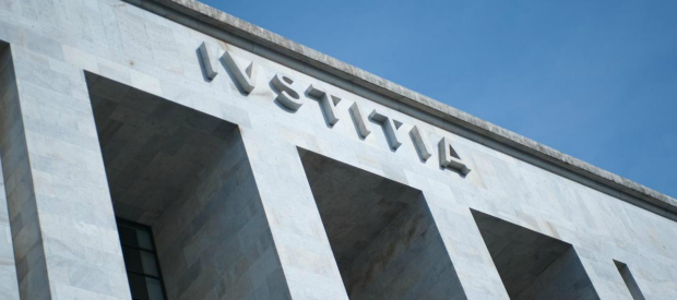 Redazione di Operai Contro, Il tribunale di Miano assolve sempre i dirgenti delle fabbriche accusati della morte di operai. Se il processo si svolge a Milano padroni e dirigenti stiano tranquilli l’assoluzione è sicura. Il palazzo della Giustizia di Milano molto probnabilmente cambierà nome e verrà chiamato il palazzo dell’assoluzione.  Sono stati assolti con formula piena Paolo Cantarella e Giorgio Garuzzo, rispettivamente ex amministratore delegato ed ex presidente di Fiat Auto, accusati di omicidio colposo nel processo con al centro dieci casi di operai morti per forme tumorali provocate dall’esposizione all’amianto dopo aver lavorato nello stabilimento dell’Alfa Romeo di […]