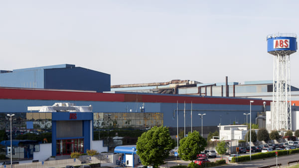 Caro Operai Contro, alla Abs dopo il licenziamento di un suo delegato, la Fiom di Udine si è accorta del “licenziamento di un lavoratore con limitazioni fisiche, ma anche il progressivo inasprimento delle sanzioni disciplinari, che per la Fiom sarebbe all’origine dell’uscita, sia pure incentivata, di una quarantina di dipendenti negli ultimi mesi”. Come mai solo ora la Fiom si è accorta di tutto ciò e solo ora chiede il ritiro dei licenziamenti? Quali iniziative di lotta ha messo in campo perché l’azienda ritiri i licenziamenti? Qualche lettore o gli stessi operai della Abs se leggono Operai Contro possono […]