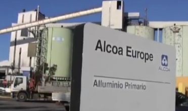 Caro Operai Contro, si era impegnato “a sciogliere alcuni nodi legate alla cessione dello stabilimento di Portovesme”. Invece Carlo Calenda ministro dello Sviluppo economico è letteralmente sparito dalla circolazione, e nessuno riesce a sentirlo. L’annunciata ripartenza dell’Alcoa sembra configurarsi anche stavolta come l’ennesima bufala. Cos’altro dedurre dal comportamento del ministro Calenda? Nel governo dei padroni a turno fanno promesse agli operai, per logorare la loro resistenza, tirano le vertenze alle calende greche, sperando che gli operai si arrendano. Più lotte operaie sconfitte, più potenziali focolai di ribellioni, che organizzate in un partito, possono avere un peso ben diverso, e […]