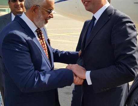 Redazione di Operai Contro, in Libia l’ENI paga sia il presidente Fayez al-Sarraj,nominato dall’ONU che il padrone della Cirenaica Khalifa Haftar. L’Eni ha piattaforme di estrazione del petrolio sia in Tripolitania che in Cirenaica. L’ENI è abituata a pagare mazzette per deprredare i paesi dell’Africa e dell’oriente. L’ENI paga mazzette anche in Libia Alfano è stato assunto come commesso viaggiatore dell’ENI in Libia Alfano, Fayez al-Sarraj, Khalifa Hafta, non contano niente ma garantiscono l’estrazione di petrolio dell’ENI. Un amico