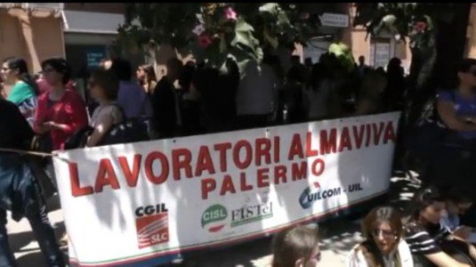Redazione di Operai Contro, I lavoratori Almaviva di Palermo sono stati costretti a votare SI all’accordo sottoscritto dai sindacati e padrone. Il ricatto è il solito se non votate si perdete il lavoro. A giugno, per i lavoratori scatterà una cig straordinaria fino al maggio 2018.. Per un anno ci sarà anche il taglio di quattro scatti di anzianità e il congelamento di un solo anno di Tfr. L’accordo di Napoli ha previsto invece il taglio di tutti gli scatti e il congelamento di tre anni di Tfr. A fronte di tutto questo, l’azienda inoltre riconoscerà 500 euro di […]