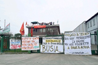 Redazione di Operai Contro, i 113 operai della Fonderia Anselmi di hanno un nuovo padrone: il padrone della fonderia Ariotti di Brescia. La FIOM esulta. Che cosa abbiano da esultare i sindacalisti lo sanno solo loro. Ora dopo mesi  senza salario forse noi operai saremo messi in cassa. Cosa ci aspetta? Il nuovo padrone Ariotti prenderà contributi dalla regione noi forse saremo nuovamente schiavi salariati Un operaio    