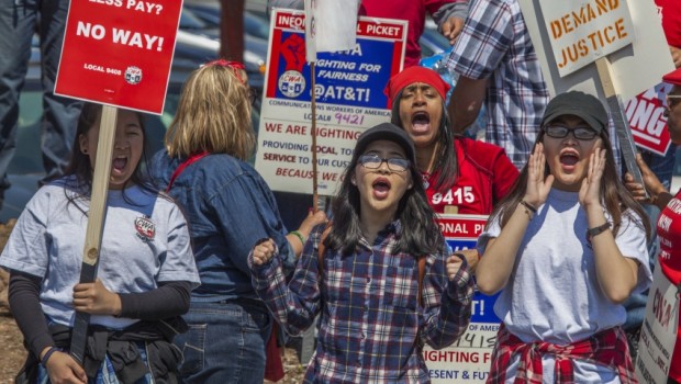 Circa 40.000 lavoratori del Dipartimento di Comunicazione dell’America (CWA) di AT & T hanno abbandonato i loro lavori venerdì per uno scioero di tre giorni,per ottenere un contratto giusto In California e Nevada, circa 17.000 operatori AT & T che forniscono servizi telefonici, fissi e via cavo lavorano senza un contratto per più di un anno. L’anno scorso, hanno votato per autorizzare uno sciopero con più del 95 per cento di sostegno. E nel mese di febbraio, circa 21.000 lavoratori di AT & T Mobility in 36 stati hanno votato a colpire anche, con il 93% a favore. I […]