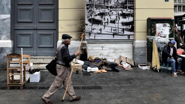 Redazione di Operai Contro, in grecia come nel resto d’europa cresce la crisi e la miseria. Con la miseria cresce la protesta e si sta tasformando in lotta. L’aumento delle lotte è il passo decisivo per l’organizzazione. L’organizzazione degli operai è il passo necessario per la rivolta contro i padroni Un lettore dalla STAMPA niccolò zancaninviato ad atene Dopo «appena» cinquantacinque anni di lavoro e contributi versati, il guidatore di pullman, tassista e poi benzinaio Vladimiro Vogiannidis si era ritirato con 1450 euro di pensione e l’idea di godersi finalmente la vita. Oggi, nel settimo anno della crisi greca, […]