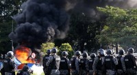 Redazione di Operai Contro, la democrazia dei padroni è la stessa in ogni nazione. Padroni sfruttatori e politici parassiti e truffatori. Ogni paese è come l’Italia. Vi invio un articolo sul brasile. Un lettore dalla repubblica Violenti scontri e cariche della polizia a Brasilia dove è in corso una manifestazione per chiedere le dimissioni del presidente brasiliano Michel Temer. Gli agenti hanno usato granate stordenti, spray urticante e gas lacrimogeno per disperdere i circa 30.000 manifestanti in marcia verso il palazzo presidenziale della capitale. Tutti i ministeri sono stati evacuati, dopo che in quello dell’Agricoltura, che si trova sulla […]