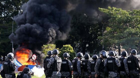 Redazione di Operai Contro, la democrazia dei padroni è la stessa in ogni nazione. Padroni sfruttatori e politici parassiti e truffatori. Ogni paese è come l’Italia. Vi invio un articolo sul brasile. Un lettore dalla repubblica Violenti scontri e cariche della polizia a Brasilia dove è in corso una manifestazione per chiedere le dimissioni del presidente brasiliano Michel Temer. Gli agenti hanno usato granate stordenti, spray urticante e gas lacrimogeno per disperdere i circa 30.000 manifestanti in marcia verso il palazzo presidenziale della capitale. Tutti i ministeri sono stati evacuati, dopo che in quello dell’Agricoltura, che si trova sulla […]