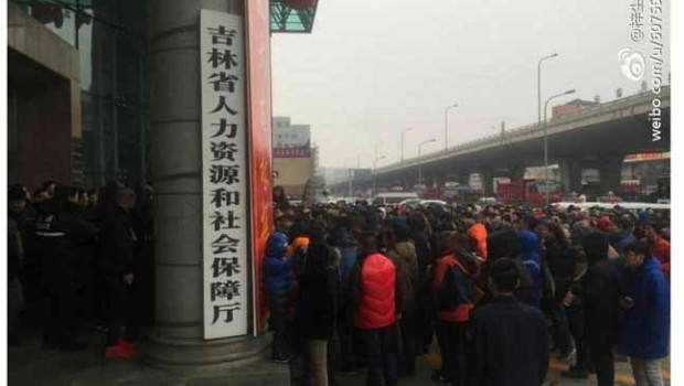 Redazione di operai Contro Vi invio un articolo sugli operai cinesi dellla W Ciao 27/02/2017 Oltre 500 operai della FAW-Volkswagen (Joint venture sino-tedesca che impiega circa 10.000 operai in Cina ) sono scesi in piazza nella città di Changchun chiedendo la fine di un trattamento salariale diverso. Gli operai, assunti  da un’agenzia del lavoro, si sono radunati fuori gli uffici del locale Comitato di Conciliazione, protestando  contro  l’immobilismo dei funzionari che hanno ignorato il loro caso nonostante   mesi di  proteste attraverso i canali ufficiali. “A lavoro uguale, paga uguale” questa la parola d’ordine dei manifestanti, sostenendo che gli operai […]