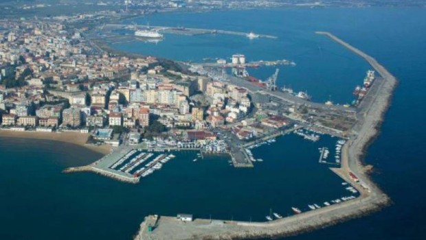 Caro Operai Contro, si sono alternati salendo sulla gru, di notte e di giorno, poi sono scesi per continuare la lotta con altre forme. La protesta è partita dopo che l’Autorità portuale di Gioia Tauro, ha revocato all’impresa appaltatrice nel porto di Crotone, la licenza per le operazioni portuali. Il che significa licenziamenti e come spesso avviene in questi casi, subentra un’altra cooperativa o un nuovo contratto in condizioni peggiorative per gli operai. Penso che per dire basta alla corsa di contratti al ribasso per la condizione operaia, si debbano mobilitare tutti i lavoratori del porto di Crotone, ed […]