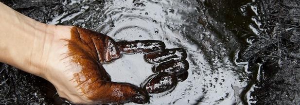 Redazione di operai contro, l’ENI distrugge interi paesi dell’Africa e dell’oriente, ma diastrugge anche in Italia. Gli unici che guadagnano sono gli azionisti dell’ENI. L’ENI paga mazzrette in Nigeria, in Libia, in Egitto ma anche in Lucania Un amaro Lucano da basilicata24.it di Giusi Cavallo Perché dovremmo fidarci di quanto dice Eni rispetto alla quantità di greggio sversato fuori e dentro al Centro Olio di Viggiano? La compagnia petrolifera ammette che 400 tonnellate di petrolio sono fuoriuscite dal serbatoio D, e non da quello A, dell’impianto di Viggiano, dall’agosto 2016 al novembre dello stesso anno. Poi si impegna al […]