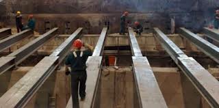 Caro Operai Contro, nel Rapporto annuale presentato l’altro giorno, l’Istat fondamentalmente rileva che: 1)“la classe operaia ha perso il suo connotato univoco”, frammentata, “ ha abbandonato il ruolo di spinta all’equità sociale. 2) Un non meglio specificato “ceto medio” – prosegue Istat – ha perso il ruolo “di guida al cambiamento e all’evoluzione sociale”. 3) All’interno di queste due dinamiche dice l’Istat, “c’è la perdita dell’identità di classe, precarietà, e frammentazione dei percorsi lavorativi creano più disuguaglianze, “le classi sociali esplodono”.  “Esplodono” potrebbe anche significare che disintegrandosi non esistono più. Ed è proprio questo concetto che viene rilanciato da […]