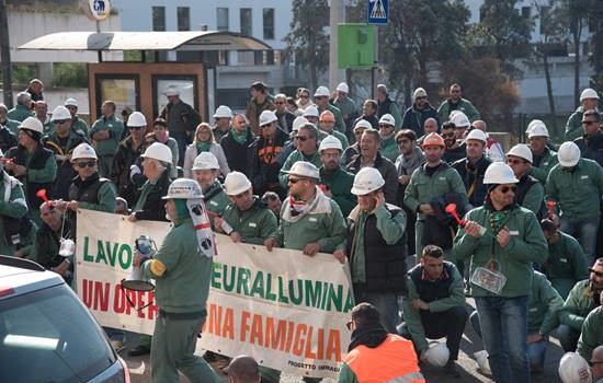 Caro Operai Contro, “Stabilimenti verso la riapertura”. Così comincia l’articolo ma poi proseguendo emerge che la promessa di far ripartire la fabbrica, serve al padrone a rimandare i costi di una gravosa bonifica dell’area, indispensabile per la dichiarazione di chiusura. Serve alla “Politica che trae vantaggi in termini di ordine pubblico ed elettorali”. Entrambi, il padrone e i suoi politici nelle istituzioni, stanno prendendo per il culo gli operai con la promessa della “riapertura”. Meritano non il voto, ma pedate nel culo. Gli operai possono imparare da questa esperienza per mettersi in proprio come classe sociale, organizzandosi nel Partito […]