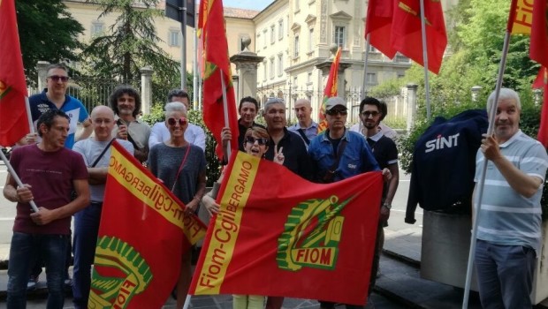 Redazione di Operai Contro, Nuova mobilitazione con sciopero e presidio di fronte alla sede di Confindustria di Bergamo oggi, degli operai della Sint di Filago ( azienda metalmeccanica, specializzata nella produzione di allestimenti di comunicazione visiva nei settori automotive, petrolifero, bancario, assicurativo e telefonico) La nuova protesta, come già era accaduto venerdì 19, lunedì 22 e martedì 23 maggio, è stata organizzata contro 35 esuberi I sindacalisti invocano la cassa integrazione cioè i licenziamenti con la vaselina. Ricordiamo che qualche anno fa gli operai  erano oltre 100, oggi siamo 66. Dobbiamo dire grazie ai sindacalisti che ci hanno costretto a due anni […]