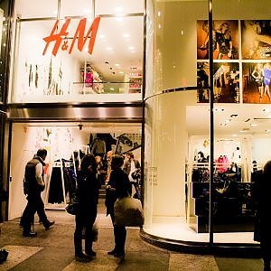 Caro Operai Contro, se i profitti non sono sufficientemente alti, il padrone chiude e licenzia tutti. Così vuole fare anche il colosso H&M, chiudendo 4 negozi e licenziando 95 dipendenti. In Italia H&M continua ad aumentare le vendite e i negozi, ma al padrone non basta. In ogni suo negozio, il saggio di profitto deve essere proporzionato al capitale investito, altrimenti l’accumulazione di capitale arranca rispetto la concorrenza. Perciò vuole licenziare 95 lavoratori anche se come dice il sindacato, H&M “non versa certo in una situazione di crisi”. Lo stesso sindacato che dichiara “inaccettabili” i 95 licenziamenti, finora non […]