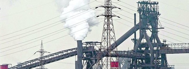 Caro Operai Contro, fra le aziende pretendenti dell’Ilva, i commissari governativi hanno scelto la cordata Arcelor Mittal-Marcegaglia, come miglior offerente. L’offerta subordinata al licenziamento di 6mila operai, mette sul piatto 1,8 miliardi di euro per rilevare l’acciaieria. I commissari incuranti dell’assurda richiesta di 6 mila licenziamenti, hanno fissato con la cordata Arcelor Mittal-Marcegaglia, un nuovo incontro per il primo giugno che si terrà al ministero dello Sviluppo Economico. Se c’è qualcuno da licenziare sono proprio i commissari e tutto l’entourage che incurante del ricatto di 6 mila licenziamenti continuano a trattare. Il sindacato dopo aver dichiarato “inaccettabili” i 6 […]