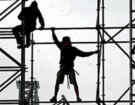 Caro Operai Contro, i dati ufficiali dicono che sono 4 milioni, ma sono sicuramente di più i lavoratori “invisibili”, quelli costretti a lavorare in nero per tirare a campare. Nei sermoni ufficiali del 1° maggio non trovano posto, il sindacalismo ammanicato col potere è troppo preso con la retorica celebrativa. Gli operai in nero, quelli precari e quelli con regolare contratto, si devono unire nella lotta contro il nemico comune, individuare percorso e obiettivi da perseguire. Questo richiede un organizzazione, un Partito Operaio. Saluti operai   Tratto dal Fatto Quotidiano Primo maggio, uno spettro si aggira per l’Italia. Quello […]