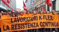Redazione di operai Contro, Il presidio e lo sciopero a oltranza organizzato dagli operai dura ormai da 108 giorni Il giudice ha proposto ai sindacati e ai padroni di innalzare la indennita di autolicenziamento. L’azienda aveva proposto 30000 euro Tra il 2013 e 2015 il governo ha regalato alla K-Flex più di 30 milioni di euro I sindacati sono soddisfatti: “con senso di responsabilità portiamo ai lavoratori e alle lavoratrici in assemblea la proposta di mediazione e saranno loro a decidere democraticamente se accettare o rifiutare”. Operai dopo 108 giorni di lotta o il padrone ci licenzia o ci […]