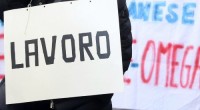Redazione di Operai Contro, Le statistiche dell’ISTAT sono dei falsi. Se ne accorta anche la Banca Centrale Europea BCE. La BCE è arrivata alla conclusione che dal 9,5% disoccupati stimato da Eurostat per l’area euro si arriverebbe al 18%, quasi il doppio. Come mai? Perché ai disoccupati tout court, cioè i cittadini che cercano lavoro ma non lo trovano, vanno aggiunti quelli che hanno smesso di cercare un’occupazione non sperandoci più, quelli che la cercano ma non sono disponibili a iniziare nelle successive due settimane (gli istituti di statistica non li contano) e i sottoccupati, ovvero quanti lavorano meno ore […]