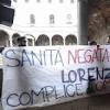 Caro Operai Contro, Beatrice Lorenzin è stata ancora fortemente contestata. Stavolta è successo nel complesso monumentale di Santa Maria La Nova a Napoli. Particolarmente scanditi tra gli slogan lanciati contro la Lorenzin, “stop al biocidio” e “assassina assassina”. I manifestanti hanno tentato di aprire uno striscione, gli agenti di scorta non sono riusciti ad impedirlo, hanno chiamato i poliziotti del reparto mobile, che hanno anche impedito ai manifestanti già dentro il complesso, di entrare nella sala del refettorio dove si svolgeva il convegno con la Lorenzin. Per i Ministri del governo Renzi riciclati nel governo Gentiloni, diventa sempre più […]