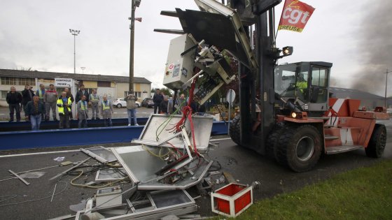 Redazione di operai Contro, La rivolta degli operai della GM&S di La Souterraine in Francia spaventa padroni e i media al loro servizio. Gli operai della GM&S di La Souterraine distruggono il macchinario della fabbrica. Le macchine di uina fabbrica sono di proprietà del padrone. I padroni licenziano gli operai e portano via le macchine. I padroni le vendono. Dopo essersi serviti delle macchine per sfruttare con più intensità gli operai, vogliono trarre dalla vendita dei macchinari ulteriori profitti. Viene rispolverato il luddismo. La lotta degli operai contro le macchine. Sono storie è la lotta contro i padroni. Il […]
