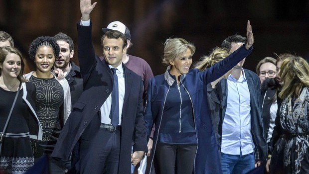 Redazione di Operai Contro, l’elezioni per la scelta del nuovo presidente francese sono finite. Operai e lavoratori avevano poco da scegliere. Macron il rappresentante dell’alta finanza, e Marine Le Pen la rappresentante dei padroni razzisti. Hanno scelto Macron. E ora speriamo che i giornalisti italiani leccaculo dei padro ni la smettano di accendere le candele davanti all’immaggi ne di Macron. –   nell’ENA(la scuola di amministrazione dei padroni Francesi) che devono essere individuati i tratti salienti di questo giovane candidato all’Eliseo, lì dove hanno iniziato la loro carriera personaggi del calibro di Jacques Chirac, François Hollande, Valéry Giscard d’Estaing, Ségolène […]