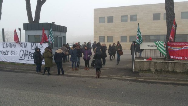 Redazione di operai Contro, Milano vive di eventi sulle spalle degli operai. Negozi di lusso e licenziamenti. Otto ore di sciopero per lunedì 15 maggio, con presidio nella tarda mattinata davanti al negozio di Milano della Malo in via Montenapoleone: lo hanno proclamato lavoratori e sindacati della Malo, azienda di cashmere di Campi Bisenzio e Borgonovo. Non è la prima volta che l’azienda minaccia di chiudere se non accettiamo gli esuberi Nel corso delle recenti assemblee i lavoratori hanno bocciato all’unanimità il piano della dirigenza che prevede 20 esuberi a Campi Bisenzio (Firenze) e 38 nello stabilimento di Borgonovo Val Tidone […]