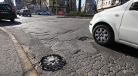 Caro Operai Contro, l’asfalto “stagionale” inaugurato da Delrio sulla Salerno-Reggio, è già realtà anche altrove, come segnala l’articolo del Mattino di Napoli che qui sotto allego. Una realtà che insieme a ponti che crollano, marciapiedi improbabili e tombini sporgenti dal manto stradale, prefigurano una minacciosa impennata della spesa per manutenzione di strade e infrastrutture. Le linee guida dei lavori pubblici sono all’insegna dei: “Lavori fatti per durare poco, ed essere rifatti a breve”, ed anche: “malta scadente fior di tangente”, riferito a strutture come i ponti che crollano per scarsità di cemento. Regole non scritte, dettate dai politici d’accordo […]