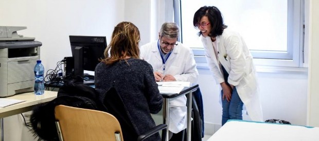 Redazione di Operai Contro, la sanità italiana è la migliore del mondo. La sanità Lombarda è la migliore di Italia. L’obiettivo dellla giunta della regione lombarda è come far guadagnare soldi alle imprese private ed eliminare i malati cronici e fragili. Con due delibere, la n. 6164 del 3 gennaio e la n. 6551 del 4 maggio 2017, la giunta regionale lombarda, senza nemmeno una discussione in Consiglio regionale, sta modificando totalmente l’assistenza sanitaria in Lombardia e cancellando alcuni dei pilastri fondativi della legge di riforma sanitaria la n. 833 del ’78. La vicenda riguarda, secondo le stime della […]