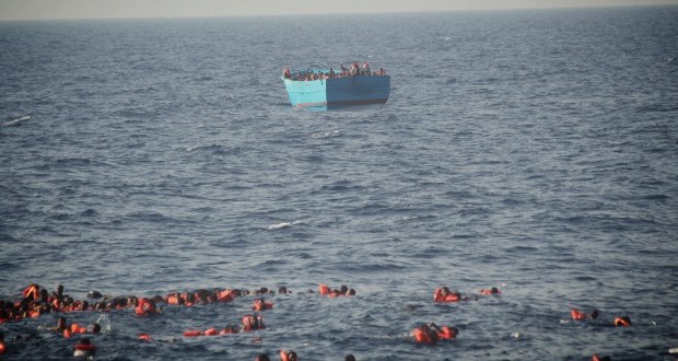 Redazione di Operai contro, la strage degli emigranti nel mediterraneo ha dei responsabili chiari: i padroni e il governo italiani. Impedendo la libera circolazione degli uomini li consegnano alla morte per annegamento nel Mediterraneo o ai campi di concentramento delle milizie libiche. Un operaio senegalese dal fatto quotidiano Almeno 30 persone sono morte oggi nel naufragio di un barcone con a bordo circa 500 migranti diretto verso l’Italia, avvenuto a circa 30 miglia dalle coste libiche. Sono in corso le ricerche di altre decine di persone finite in acqua: si tratta di oltre 150 dispersi. Le operazioni sono coordinate dalla […]