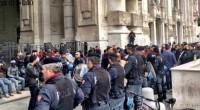 Come è noto, il 2 maggio, nel piazzale antistante la Stazione Centrale di Milano (largo duca d’Aosta), si è svolta una retata in grande stile, con largo spiegamento di sbirraglia, impiego di elicotteri e polizia a cavallo (che i milanesi non vedevano da decenni). Una retata che evocava i tempi lugubri della Repubblica di Salò, con i nazifascisti a caccia di braccia proletarie da sfruttare … e poi eliminare. Il piazzale della Stazione è un punto di aggregazione per le migliaia di profughi che, dal Sud del mondo, affluiscono a Milano in cerca di scampo. La loro presenza disturba […]