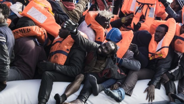 Redazione di Operai Contro, il ministro dell’interno del governo dei padroni italiani passerà alla storia come il ministro dei campi di concentramento. Il ministro dell’Interno, Marco Minniti, ha incontrato i suo omologhi di Libia, Niger e Ciad. Durante il vertice si è deciso che centri di accoglienza per migranti, rispondenti agli standard umanitari internazionali, verranno costruiti in Ciad e Niger. Cioe in Ciad e Nigeria verranno costruiti altri campi di concentramento come quelli libici. Il ministro dell’interno libico è un mercenario al servizio del presidente nominato dall’ONU. Le denunce dei campi di concentramento libici e delle atrocità dei mercenari […]