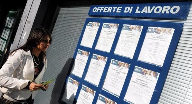 Caro Operai Contro, i contratti a tutela crescenti dovevano servire secondo il governo Renzi che li aveva introdotti, a mettere fine ai contratti precari, compreso quello a tempo determinato. E’ successo invece il contrario, in un anno le assunzioni a tempo indeterminato sono state più 22mila, mentre i contratti a tempo determinato sono stati più 315.000 e il lavoro precario è una giungla sempre più estesa. Da ricordare inoltre che, il Jobs Act abolendo la giusta causa nel licenziamento, ha reso i nuovi assunti passibili di licenziamento in qualsiasi momento. Mettiamo fine alla giungla del lavoro salariato, dello sfruttamento […]