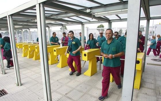 Redazione  di Operai  Contro. Marchionne si sta scompisciando dalle risate Dopo la denuncia che gli operai sono costretti a pagare  per poter lavorare. la Fiom chiede alla Regione Basilicata, alle istituzioni e alla direzione territoriale del ministero del Lavoro di attivare un tavolo di confronto permanente per garantire a Melfi una occupazione fondata sui diritti e sulla trasparenza: “Lo ribadiamo ancora una volta: il lavoro è un diritto, non un favore”. Cazzo Marchionne è stato fortunato che la FIOM non lo sapesse La FIOM  non sa mai niente. Un operaio di melfi