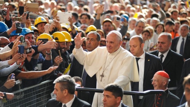 Redazione di Operai Contro, Il Papa è sceso tra gli operai dell’ILVA di Genova. Il suo discorso è sulla dignità del lavoro: “A volte si pensa che lavoratore lavora bene solo perchè è pagato, ma questa è grave disistima dei lavoratri, il lavoratore inizia a lavorare bene per dignità, il vero imprenditore conosce i suoi lavoratori perchè lavora con loro, l’imprenditore prima di tutto deve essere un lavoratore,nessun bravo imprenditore ama licenziare la sua gente, chi pensa risolvere problemi licenziando la sua gente non è un buon imprenditore, non deve confondersi con lo speculatore”. Santo Padre forse si è […]