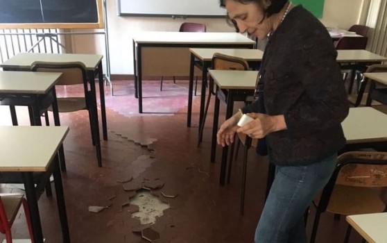 Caro Operai Contro, ieri la scuola è stata evacuata dopo che uno squarcio si è aperto nel pavimento. “Dilatazione termica” è stata la perizia dei tecnici chiamati dal Comune, anche se in questi giorni faceva più freddo che caldo e non si capisce l’origine della “dilatazione termica”. I vigili del fuoco non sono stati chiamati e tantomeno sentiti per una loro perizia. I tecnici del Comune hanno stabilito che non vi è alcun problema strutturale, solo pavimenti da rifare e poi le lezioni nella “Buona scuola” potranno riprendere regolarmente. Se in seguito cederà il pavimento con esiti tragici, daranno […]