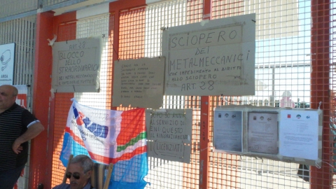 Redazione di Operai Contro, si può fare un lungo elenco dei lavoratori licenziati in Puglia. Si può fare un lungo elenco dei tagli ogni volta che cambia l’appalto. Noi operai abbiamo detto basta dalla Gazzetta del Mezzogiorno Decimo giorno di sciopero dei metalmeccanici e terzo consecutivo da parte di tutti i lavoratori dell’indotto, con il rischio sempre più concreto di una paralisi del Petrolchimico. Il muro contro muro iniziato con le aziende per la vertenza dei lavoratori «Coemi», ormai diventata simbolo di una protesta per reagire alla politica di tagli ad oltranza ad ogni cambio d’appalto nelle grandi imprese, […]