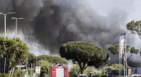 Redazione di operai Contro, ieri a Pomezia è divampato un incendio nello stabilimento di stoccaggio e smaltimento di rifiuti industriali Eco X. 21 comuni sono stati coinvolti dalla nuvola nera: nel pomeriggio la sindaca Raggi, in qualità di primo cittadino della Città metropolitana di Roma, ha invitato, su indicazione della Asl a tenere le finestre chiuse di abitazioni, uffici ed ospedali. il sindaco di Pomezia Fabio Fucci (M5s) invitando gli abitanti a lavare accuratamente frutta e verdura ed anche chiudendo le scuole ed evacuando le abitazioni nel raggio di 100 metri dall’incendio. E’ bruciata la plastica si è prodotto […]
