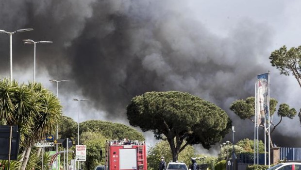 Redazione di operai Contro, ieri a Pomezia è divampato un incendio nello stabilimento di stoccaggio e smaltimento di rifiuti industriali Eco X. 21 comuni sono stati coinvolti dalla nuvola nera: nel pomeriggio la sindaca Raggi, in qualità di primo cittadino della Città metropolitana di Roma, ha invitato, su indicazione della Asl a tenere le finestre chiuse di abitazioni, uffici ed ospedali. il sindaco di Pomezia Fabio Fucci (M5s) invitando gli abitanti a lavare accuratamente frutta e verdura ed anche chiudendo le scuole ed evacuando le abitazioni nel raggio di 100 metri dall’incendio. E’ bruciata la plastica si è prodotto […]