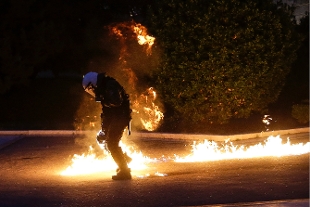 Redazione di operai Contro, Atene è di nuovo teatro di scontri, con bombe molotov lanciate verso i poliziotti schierati in tenuta antisommossa per difendere il parlamento dei padroni. mentre i deputati approvavano il nuovo pacchetto di misure di austerity. A pagare il conto più salato ancora una volta sono i più deboli, a partire dai pensionati che già negli anni scorsi hanno subito tagli pesantissimi . Tra le misure è previsto un nuovo taglio pensionistico fino al 18% a partire dal 2019 e una riduzione del reddito non imponibile di un terzo a partire dal 2020. Il 22 maggio […]