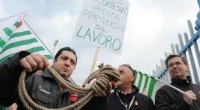 Caro Operai Contro, 45 lavoratori licenziati perché è “crollato il traffico dell’aeroporto”. Più sotto si legge che: “l’attività è stata esternalizzata con un bando di gara”. Tutto democraticamente s’intende, compresi i 45 licenziamenti con presa per il culo incorporata. Fornero, Renzi Gentiloni, ci avete rotto i coglioni. Saluti Oxervator   Da: la Nuova Sardegna ALGHERO. La Sogeal licenzia 45 lavoratori: crollato il traffico dell’aeroporto. La società di gestione dell’aeroporto di Alghero ha inviato le lettere a 45 dipendenti dello scalo Riviera del corallo. Colpito il personale addetto ai controlli di sicurezza. La società ha motivato la decisione con il […]