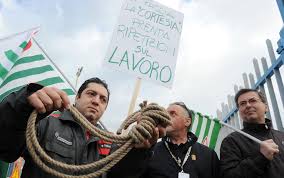 Caro Operai Contro, 45 lavoratori licenziati perché è “crollato il traffico dell’aeroporto”. Più sotto si legge che: “l’attività è stata esternalizzata con un bando di gara”. Tutto democraticamente s’intende, compresi i 45 licenziamenti con presa per il culo incorporata. Fornero, Renzi Gentiloni, ci avete rotto i coglioni. Saluti Oxervator   Da: la Nuova Sardegna ALGHERO. La Sogeal licenzia 45 lavoratori: crollato il traffico dell’aeroporto. La società di gestione dell’aeroporto di Alghero ha inviato le lettere a 45 dipendenti dello scalo Riviera del corallo. Colpito il personale addetto ai controlli di sicurezza. La società ha motivato la decisione con il […]