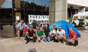 Caro Operai Contro, il bando al ribasso per il padrone che paga di meno, se lo è aggiudicato il Consorzio Cpm. Gli operai da anni addetti al facchinaggio nella sede della Regione Sardegna, continueranno a fare lo stesso lavoro, ma con una paga oraria tagliata da 9.5 euro a 4,5 euro (lordi), la 14° mensilità viene abolita e tre operai saranno comunque licenziati. Contro queste decisioni gli operai si sono ribellati. Sulla vertenza si è pronunciato il Tar ed il Consiglio di Stato, dando ragione in buona sostanza, alla pratica del bando al ribasso. Un invito per tutti i […]